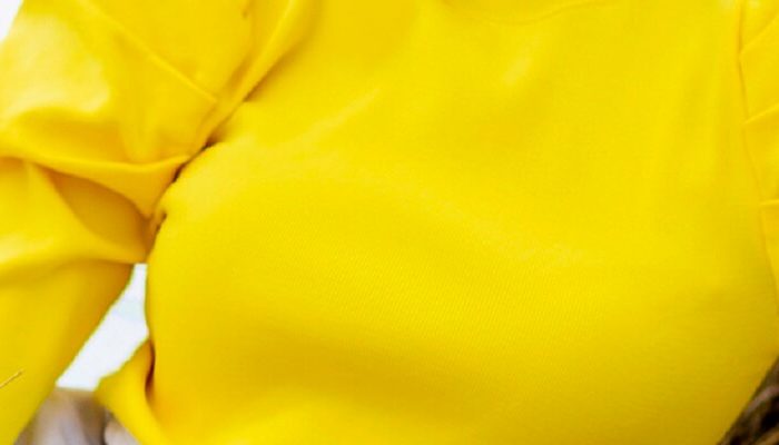 Sarı aydınlatılan kadın kıyafetleri
